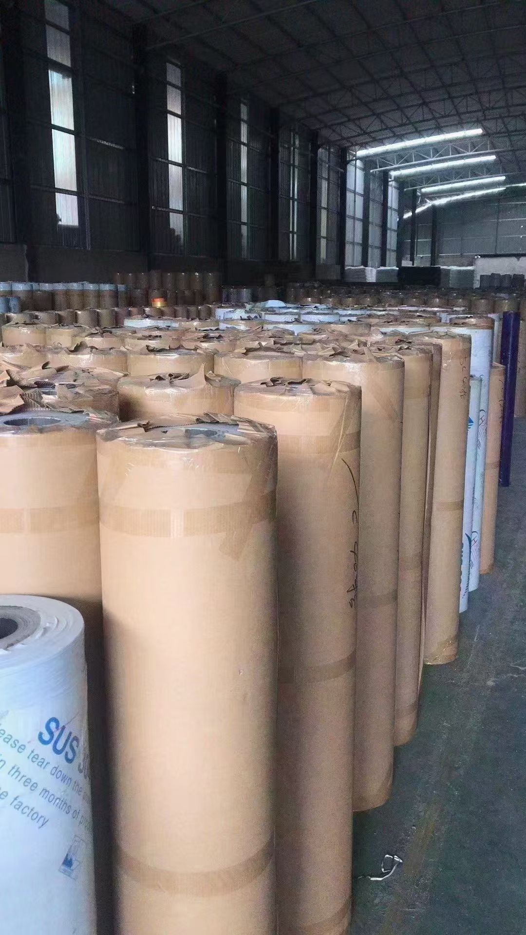 Jumbo-roll warehouse