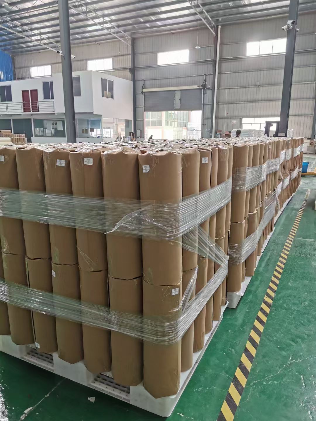 Packed jumbo rolls